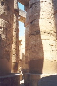 2a Karnak_tempel_zuilenrij 4