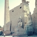 2a Luxor_tempel _ingangpyloon met obelisk en  beelden van Ramses 