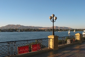 2a Luxor_Uitzicht op de westelijke Nijloever vanaf de Corniche in
