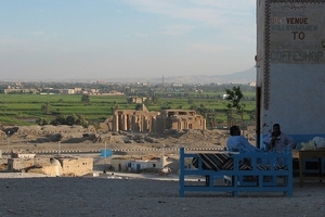 2a Luxor_Uitzicht vanaf Oud-Qoerna op het Ramesseum en de vruchtb