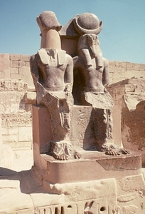 2b Thebe_west_Medinet Haboe _Hyppostyle hal _Ramses en Tot