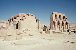 2b Thebe_west_Ramesseum_2e binnenplaats