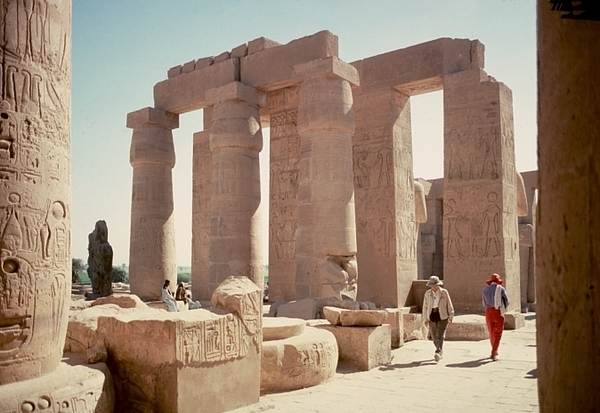 2b Thebe_west_Ramesseum_2e binnenplaats_kolonnade