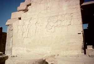 2b Thebe_west_Ramesseum_2e binnenplaats_relief achterwand