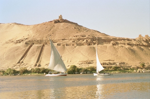 3_Aswan_feloeks op de Nijl  en graven aan overzijde