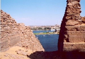 3_Aswan_zicht op de stad tussen Nijl en tempelresten