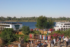 3_Kom Ombo_verkopers bij de cruiseboot