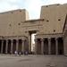 5_EDFU_Horus_tempel_Binnenplaats - met achterzijde van de pyloon 