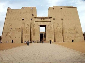 5_EDFU_Horus_tempel_Eerste pyloon - met reliëfs van farao Ptolem