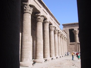 5_EDFU_Horus_tempel_zuilenrij binnenhof SS