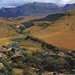 1b Het Drakensgebergte_bij goed weer_met chalets op de voorgrond