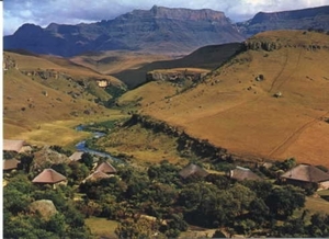 1b Het Drakensgebergte_bij goed weer_met chalets op de voorgrond