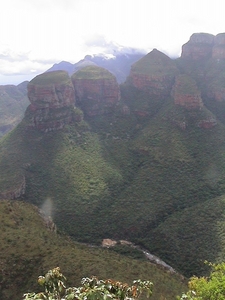 4 De Drie Rondavels_met zicht op de blyde rivier in de canyon 2