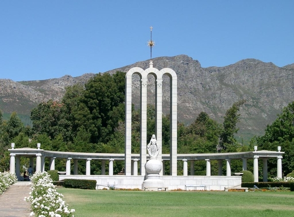 8b Kaapstad _omg_De Franschhoek_Hugenotenmonument 3