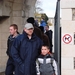 Nick met zijn papa aan de ingang van Tyne Cot cemetery