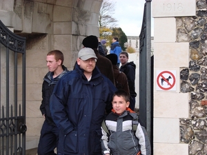 Nick met zijn papa aan de ingang van Tyne Cot cemetery