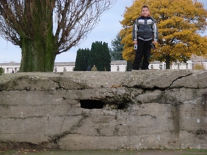 Dezelfde bunker. Nick kijkt naar de aanvalsrichting.