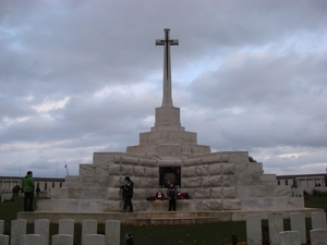 Het Cross of Sacrifice is gebouwd over een Duitse bunker. Nick st