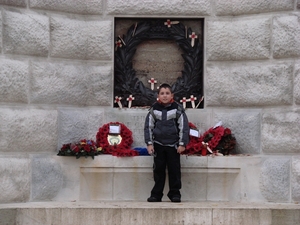 Nick aan de voet van het Cross of Sacrifice.