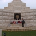 Nick aan de voet van het Cross of Sacrifice - overzicht.