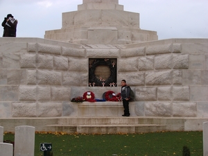 Nick aan de voet van het Cross of Sacrifice - overzicht.