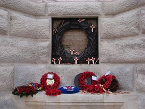 Herdenkingskransen aan de voet van het Cross of Sacrifice.