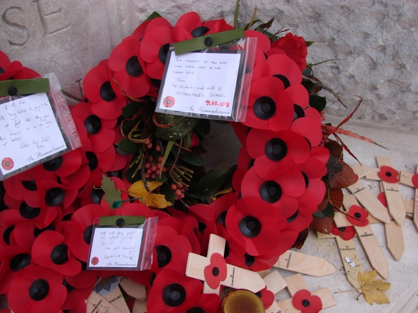 Herdenkingskransen aan de voet van het Cross of Sacrifice.