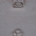 Het monument aan de zij-ingang van de begraapfplaats - detail.