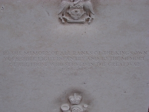 Het monument aan de zij-ingang van de begraapfplaats - detail.