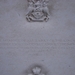 Het monument aan de zij-ingang van de begraapfplaats - detail.