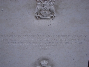 Het monument aan de zij-ingang van de begraapfplaats - detail.