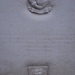 Het monument aan de zij-ingang van de begraapfplaats - detail.