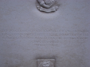 Het monument aan de zij-ingang van de begraapfplaats - detail.