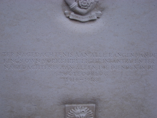 Het monument aan de zij-ingang van de begraapfplaats - detail.