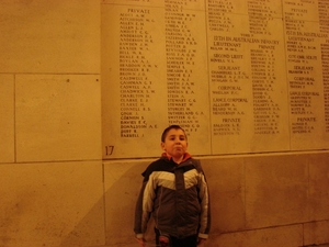 Menen Poort - Nick voor een herdenkingspaneel.