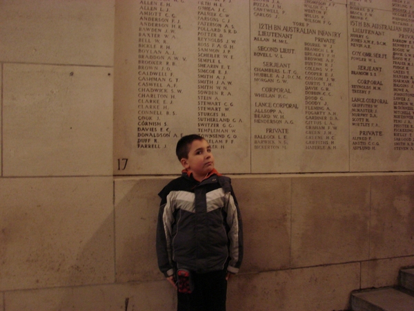 Menen Poort - Nick voor een herdenkingspaneel.