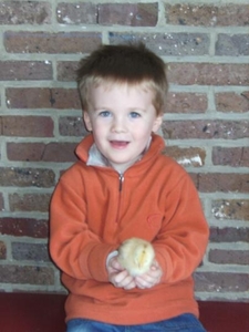 Arnoud met paaskuikentje