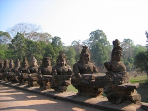 1AT Angkor Thom zuidpoort gezichten op rij