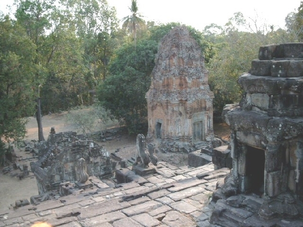 4SR BK SIMG1290 bovenzicht vanaf tweede laag tempel Bakong