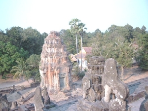 4SR BK SIMG1293 torentjes met beelden op tempel Bakong