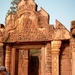 4SR BS SIMG1169 ingang Banteay Srei  kunstige tempel in jungle