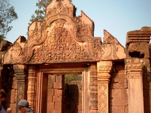 4SR BS SIMG1169 ingang Banteay Srei  kunstige tempel in jungle