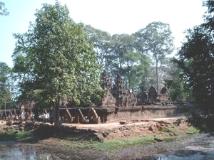 4SR BS SIMG1179 zijzicht tempel Banteay Srei met gracht