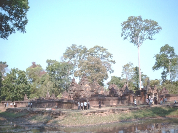 4SR BS SIMG1180 voorzijzicht tempel Banteay Srei met gracht