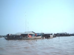 5TS SIMG1235 drijvende huisjes vissers Tonlé sap meer