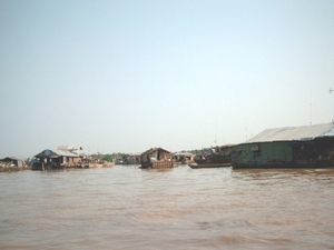 5TS SIMG1236 drijvende huisjes Tonlé sap meer