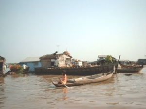 5TS SIMG1237 drijvende huisjes met bootje Tonlé Sap meer