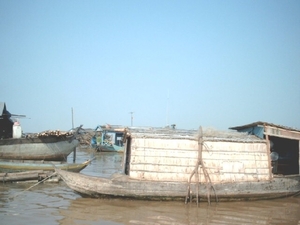 5TS SIMG1239 vissersbootjes Tonlé Sap meer