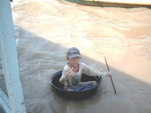 5TS SIMG1247 kind in kuipje bedelend Tonlé Sap meer