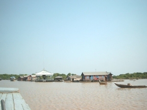 5TS SIMG1248 zicht op drijvend dorp Tonlé Sap meer